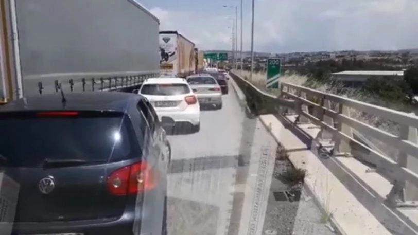 Δεν θα βάλουμε ποτέ μυαλό! To εξοργιστικό βίντεο με ασθενοφόρο που έχει εγκλωβιστεί στην ΛΕΑ